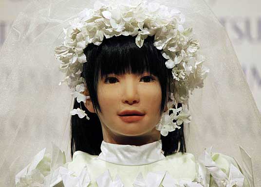 日本“新娘机器人”上演婚纱时装秀